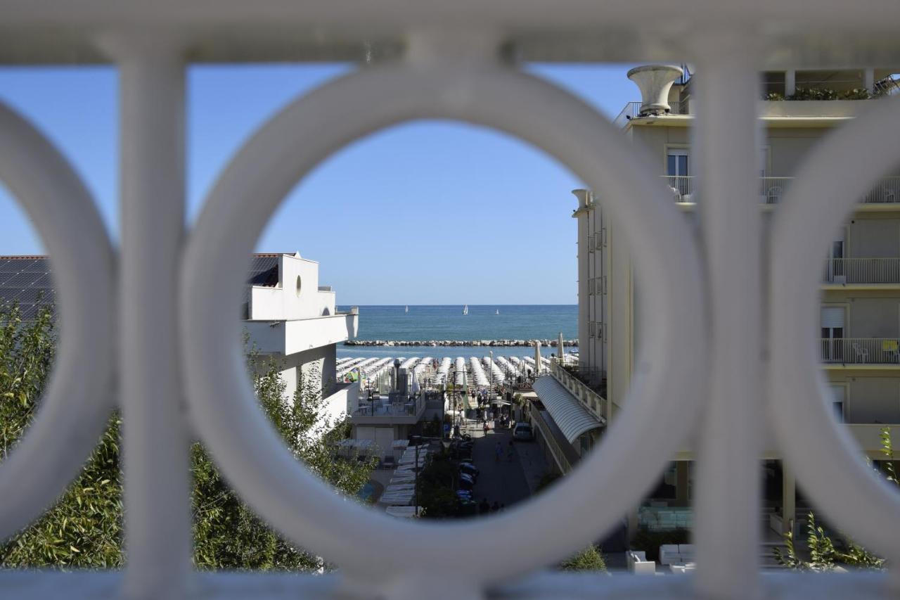 Hotel Des Bains Cattolica Bagian luar foto