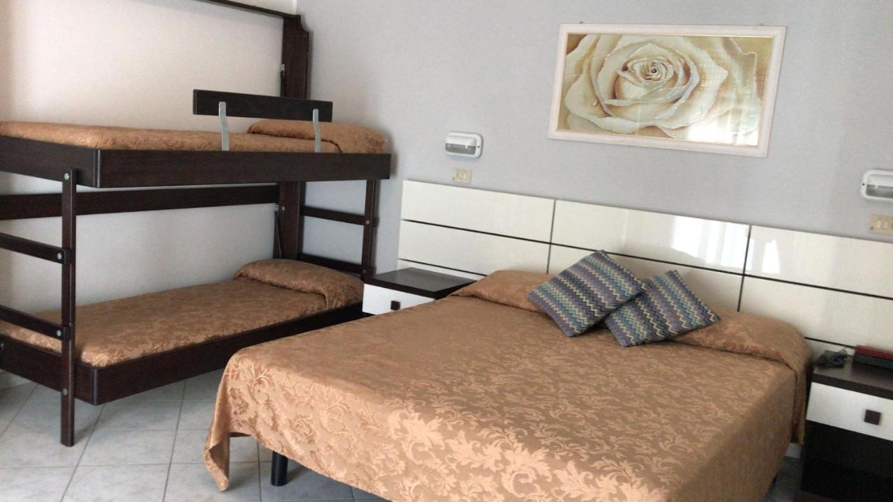 Hotel Des Bains Cattolica Bagian luar foto